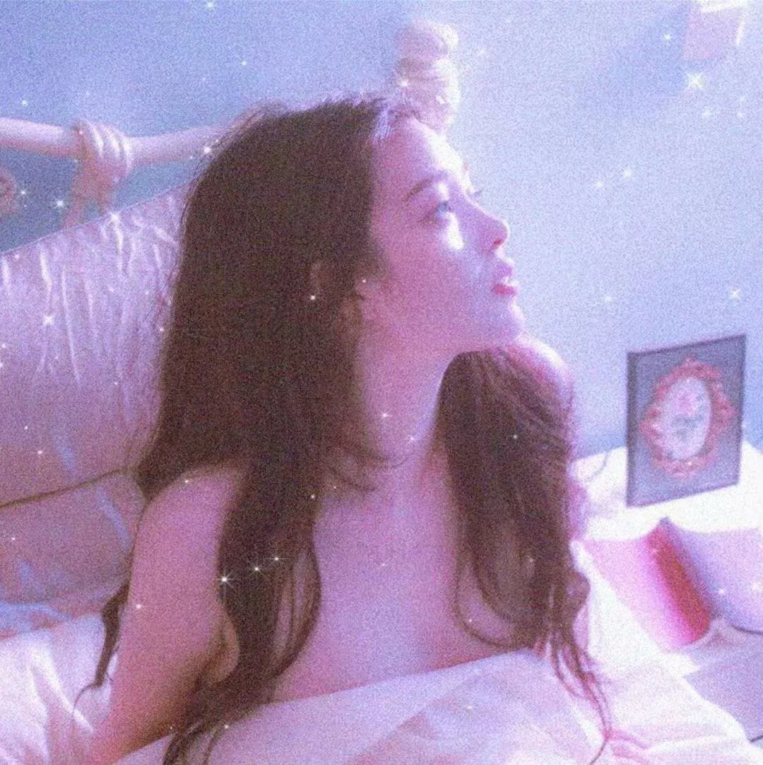 抽象画中的越南少女